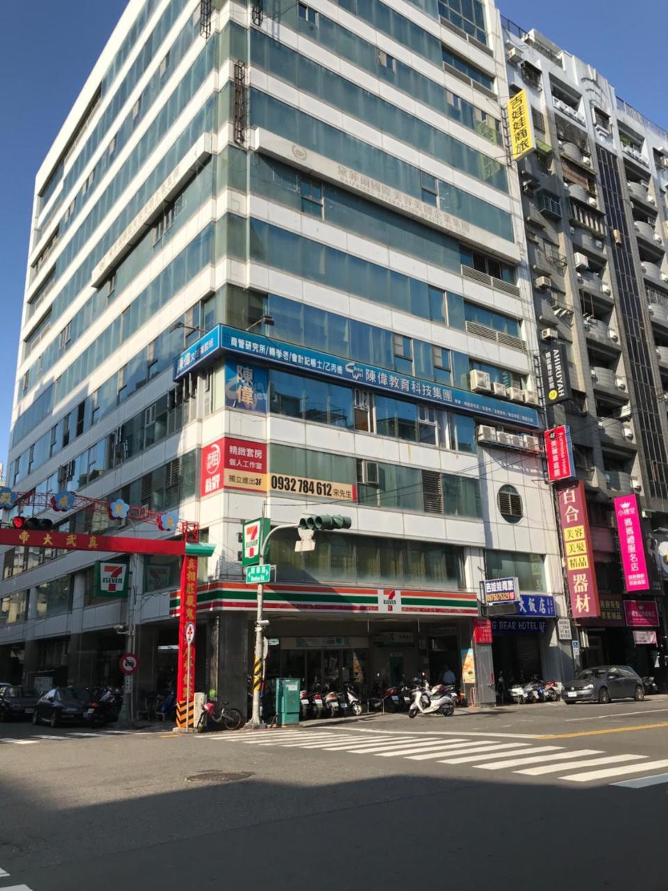 Big Bear Hotel Kaohsiung Buitenkant foto